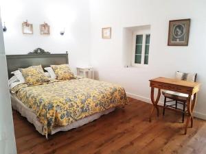 ソミュールにあるChâteau de Beaulieuのベッドルーム1室(ベッド1台、木製テーブル付)