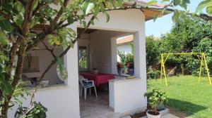 Κήπος έξω από το Apartments Tomislav