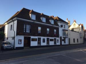 un edificio blanco al lado de una calle en Pilgrims Hotel en Canterbury