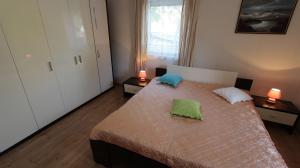 un dormitorio con una cama con dos almohadas. en Apartment Ljudmila, en Sveti Anton