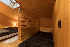 um quarto com uma cama num chalé de madeira em L'Etoile de Megeve em Megève