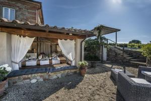 un patio di una casa con tavolo e sedie di Villa Chianti - Homelike Villas a Terranuova Bracciolini