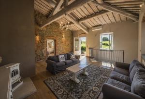 un soggiorno con divani e camino di Villa Chianti - Homelike Villas a Terranuova Bracciolini