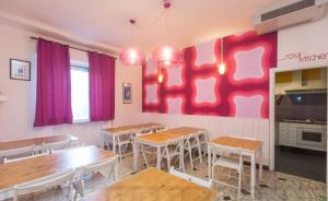 Kuchyň nebo kuchyňský kout v ubytování Sunflower City Student Hostel & Bar