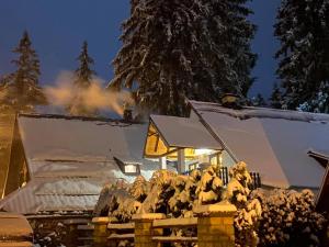 弗拉西克Vikendica ABASA Vlašić的被雪覆盖的房子