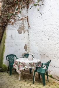 una mesa con 2 sillas y un hervidor de agua. en Secret House, en Brasov