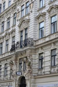 un edificio con un balcón en el lateral. en Hotel Pension Lumes - Self Check In, en Viena