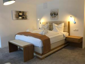 Postel nebo postele na pokoji v ubytování Hotel Ritter Badenweiler