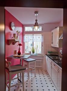 A kitchen or kitchenette at Suiten Hotel Dependance Laterne