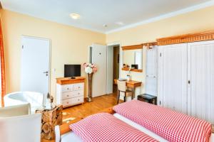 Schlafzimmer mit einem Bett, einer Kommode und einem Schreibtisch in der Unterkunft Hotel zum Goldenen Löwen in Baden-Baden