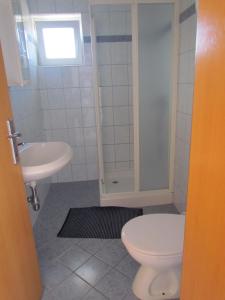 un baño con inodoro y lavabo en Holiday house Damir, en Sveti Filip i Jakov 21 fotos más