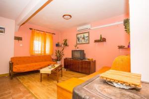 a living room with a couch and a tv at Holiday House Sevilia in Vela Luka