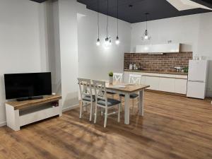 Kuchnia lub aneks kuchenny w obiekcie Apartament Rynek 13 z parkingiem - Centrum Bochni