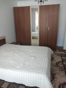 A bed or beds in a room at Апартамент Алекс
