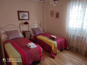 سرير أو أسرّة في غرفة في PISO 2º EN CALLE NAVARRA