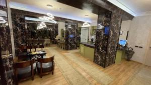 un restaurante con mesas y sillas en una habitación en La Voglia Hotel Boutique, en Tirana