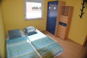 Habitación pequeña con cama y ventana en Holiday apartment in house Damir en Sveti Filip i Jakov