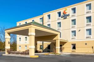 a front view of a hotel with a building at Comfort Inn Mechanicsburg - Harrisburg South in Mechanicsburg