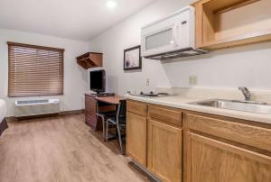 A kitchen or kitchenette at WoodSpring Suites Houston Baytown