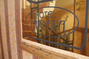 ヴェリコ・タルノヴォにあるTarnava - Oldtown Houseのホテルの牙を読む窓の看板
