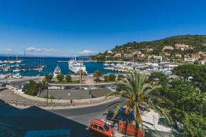 uitzicht op een jachthaven met boten in het water bij Hotel Alfiero in Porto Santo Stefano