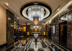 a lobby with a large chandelier and a floor at APA Hotel Asakusa Tawaramachi Ekimae in Tokyo