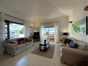 een woonkamer met banken en uitzicht op de oceaan bij Carlos Park 51 in Playa Blanca