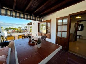 een woonkamer met een tafel en uitzicht op de oceaan bij Carlos Park 51 in Playa Blanca