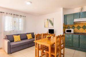 ein Wohnzimmer mit einem Sofa und einem Tisch in der Unterkunft Apartamento Las Playitas in Tuineje