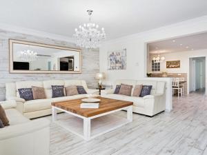 Posedenie v ubytovaní Sitges Spaces Mediterranean Apartments 4 bedroom, 4 bathroom, Huge Terrace, Jacuzzi- Sleeps 9