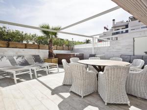 Posedenie v ubytovaní Sitges Spaces Mediterranean Apartments 4 bedroom, 4 bathroom, Huge Terrace, Jacuzzi- Sleeps 9