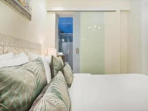 Posteľ alebo postele v izbe v ubytovaní Sitges Spaces Mediterranean Apartments 4 bedroom, 4 bathroom, Huge Terrace, Jacuzzi- Sleeps 9