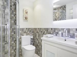 Kúpeľňa v ubytovaní Sitges Spaces Mediterranean Apartments 4 bedroom, 4 bathroom, Huge Terrace, Jacuzzi- Sleeps 9