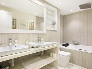 Kúpeľňa v ubytovaní Sitges Spaces Mediterranean Apartments 4 bedroom, 4 bathroom, Huge Terrace, Jacuzzi- Sleeps 9
