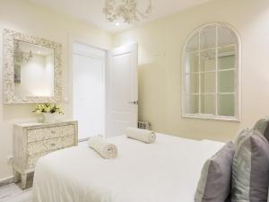Posteľ alebo postele v izbe v ubytovaní Sitges Spaces Mediterranean Apartments 4 bedroom, 4 bathroom, Huge Terrace, Jacuzzi- Sleeps 9