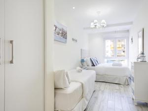 Posteľ alebo postele v izbe v ubytovaní Sitges Spaces Mediterranean Apartments 4 bedroom, 4 bathroom, Huge Terrace, Jacuzzi- Sleeps 9
