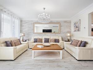 Posedenie v ubytovaní Sitges Spaces Mediterranean Apartments 4 bedroom, 4 bathroom, Huge Terrace, Jacuzzi- Sleeps 9