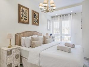 Un pat sau paturi într-o cameră la Sitges Spaces Mediterranean Apartments 4 bedroom, 4 bathroom, Huge Terrace, Jacuzzi- Sleeps 9