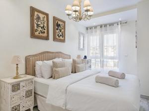 Posteľ alebo postele v izbe v ubytovaní Sitges Spaces Mediterranean Apartments 4 bedroom, 4 bathroom, Huge Terrace, Jacuzzi- Sleeps 9