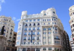 un grand bâtiment blanc dans une ville dans l'établissement Venecia Plaza Centro, à Valence