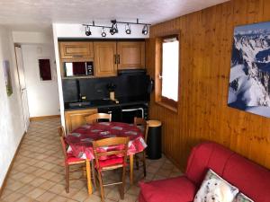 cocina con mesa y sillas y cocina con mesa y cocina en Petite Marmotte en Saint-Gervais-les-Bains