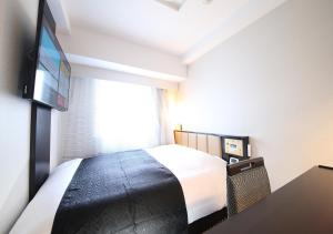 東京にあるアパホテル〈浅草 田原町駅前〉のベッドとテレビが備わるホテルルームです。