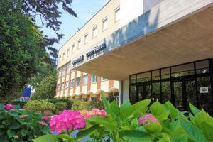 ヴェローナにあるユーロモーテル クローチェ ビアンカの花の多い建物