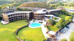 ウダイプールにあるSeasons Park Resortの大きな建物を持つリゾートの空中ビュー