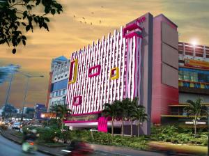 فيفهوتل بي جي سي شيليليتان في جاكرتا: مبنى وردي كبير مع علامة على الجانب منه