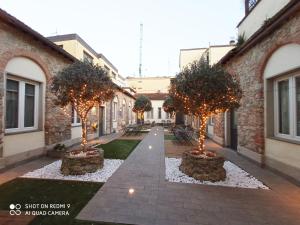 フィレンツェにあるアロッジ パルミニの灯りを灯した木々が2本並ぶ中庭