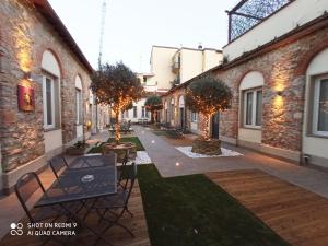 un patio con árboles, sillas y edificios en Alloggi Palmini, en Florencia