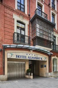 un cartel de hotel albuquerque en el lateral de un edificio en Silken Alfonso X, en Ciudad Real