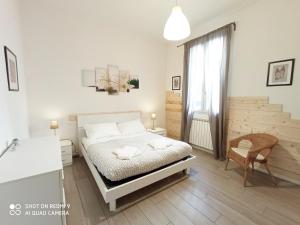 Habitación blanca con cama y escritorio en Alloggi Palmini, en Florencia