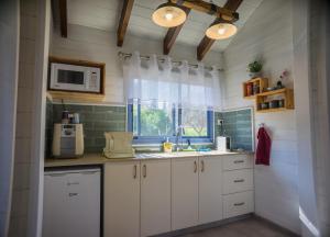 普罗旺斯山谷山林小屋的厨房或小厨房